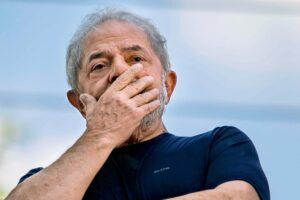 SP - LAVA JATO/LULA/MORO/DECIS¿O/PRIS¿O - POLÕTICA - O ex-presidente Luiz In·cio Lula da Silva participa de missa em memÛria ¿ ex-primeira-  dama Marisa LetÌcia celebrada em frente ao prÈdio do Sindicato dos Metal¿rgicos do ABC,   em S¿o Bernardo do Campo (SP), na manh¿ deste s·bado, 7.   08/04/2018 - Foto: MARCELO GONCALVES/SIGMAPRESS/ESTAD¿O CONTE¿DO