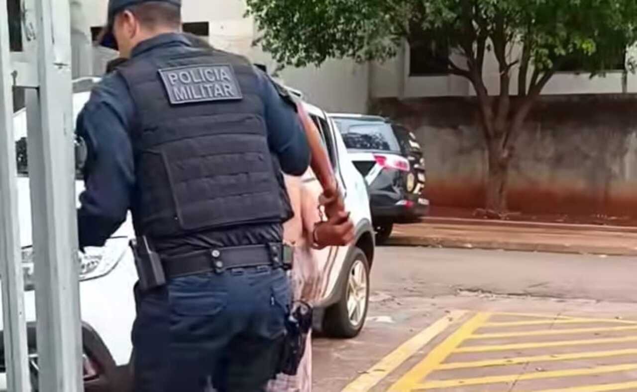 📰 Jovem é detido após agredir a própria avó e ameaçar incendiar a casa em Dourados 😔🔥